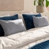 Marineblaues Set aus 4 dekorativen Kissen + Tagesdecke für das Schlafzimmer: Colet + Mosaica.